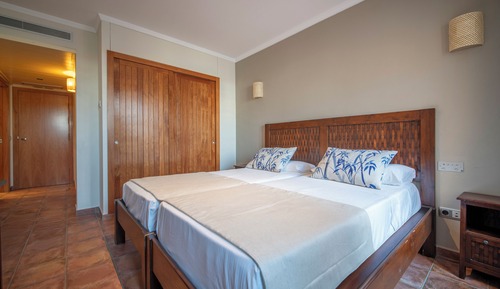 Habitación superior con 1 cama doble o 2 individuales, vistas a la ciudad