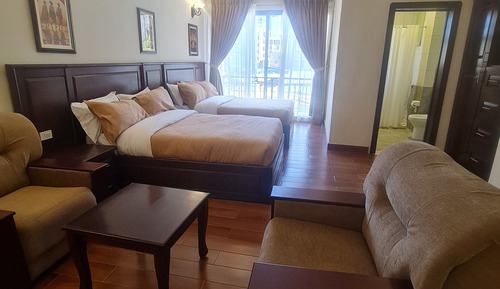 Habitación con 2 camas individuales, balcón, vistas a la ciudad