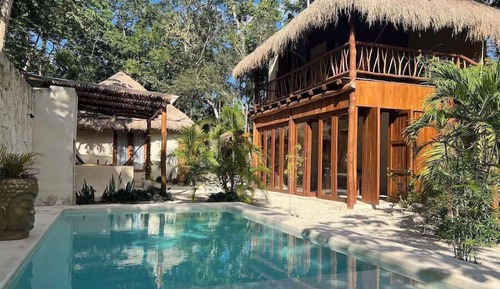 Honeymoon Cabin, Pool View
