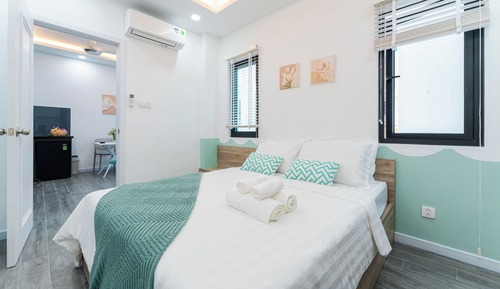 Habitación con 2 camas individuales, 1 cama de matrimonio, cocina, junto a la playa