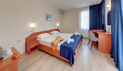 Habitación Confort doble, balcón, vistas parciales al mar