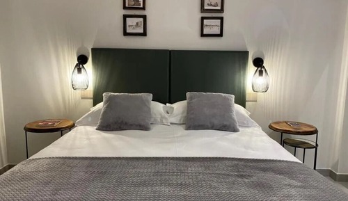 Habitación clásica con 2 camas individuales, vistas parciales al mar