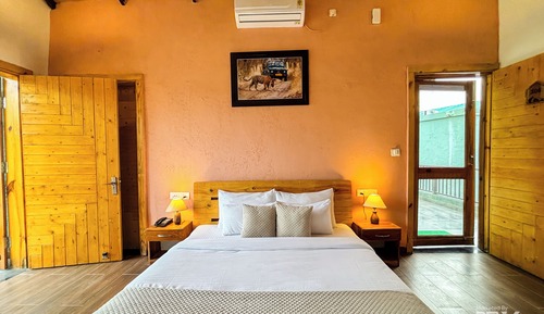 Room, Pool View
