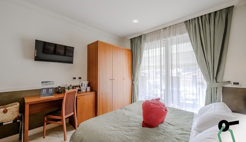 Habitación cuádruple, balcón, vistas parciales al mar