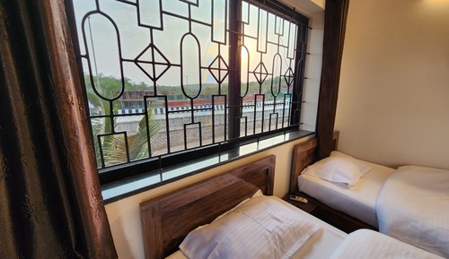 Habitación estándar con 1 cama doble o 2 individuales, balcón, vistas a la colina