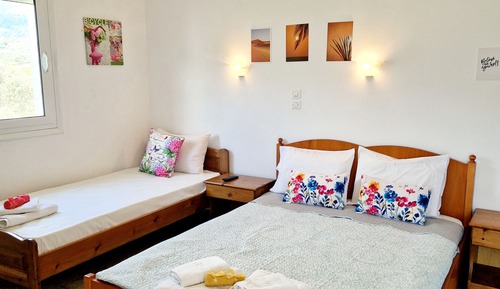 Habitación triple, vistas al jardín