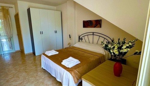 Camera familiare con bagno privato 02