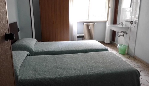 Habitación básica con 2 camas individuales