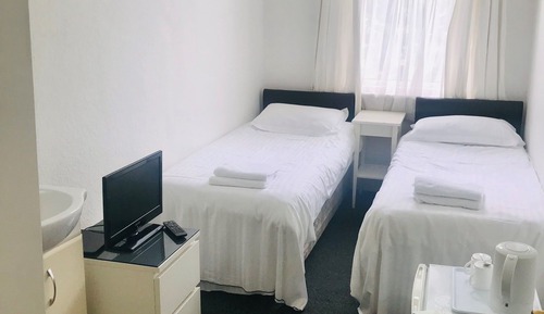 Habitación básica con 2 camas individuales