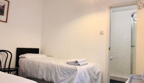 Habitación con 2 camas individuales