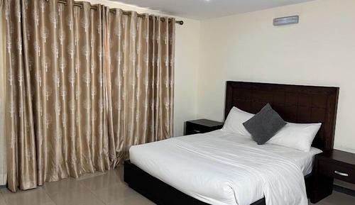 Apartamento clásico, balcón, vistas a la ciudad