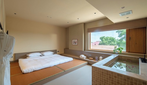 Habitación de estilo japonés con una cama doble