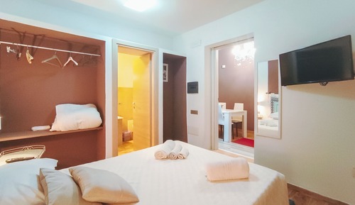Room, Garden View