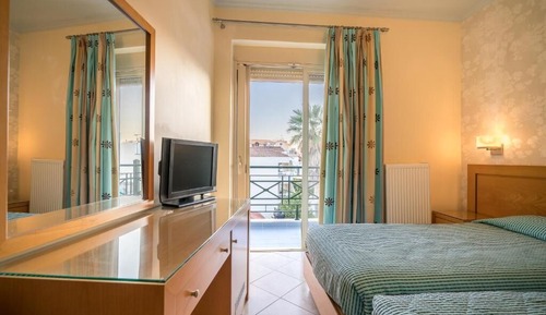 Habitación Confort con 1 cama doble o 2 individuales, vistas parciales al mar