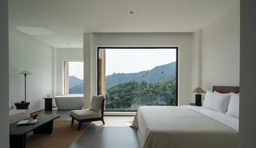 Habitación de estilo japonés con una cama doble, vistas a la montaña