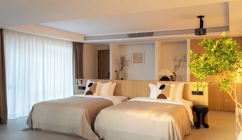 Habitación básica con 2 camas individuales, vistas a la colina
