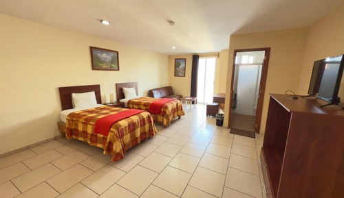 Habitación básica con 2 camas individuales