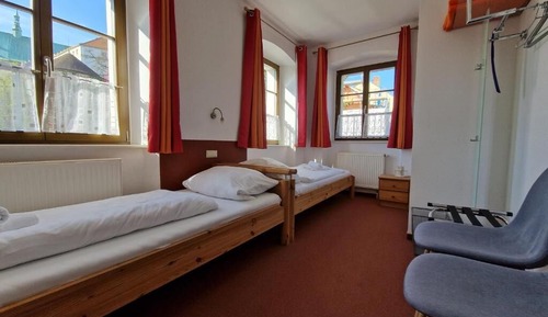 Habitación básica con 2 camas individuales, vistas a la ciudad