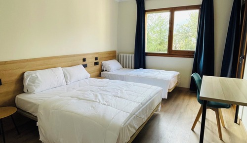 Habitación triple Confort, 3 camas individuales, baño compartido, vistas al jardín
