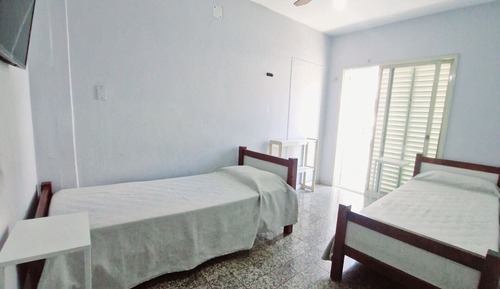Habitación básica con 2 camas individuales, balcón, vistas a la ciudad
