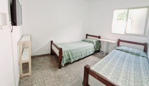 Habitación básica con 2 camas individuales, vistas al patio