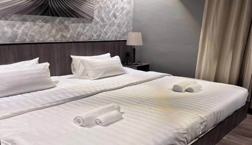 Habitación superior con 2 camas individuales, vistas a la ciudad