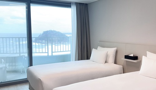 Habitación Deluxe con 2 camas individuales, balcón, vistas parciales al mar