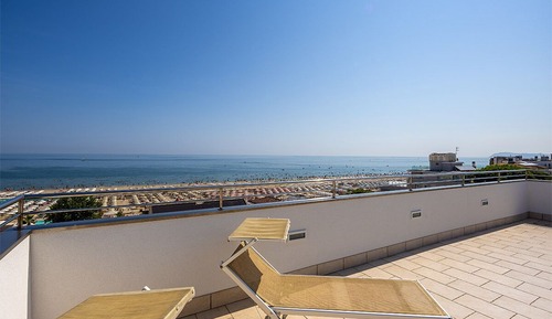 Ático exclusivo, accesible en silla de ruedas, vistas al mar