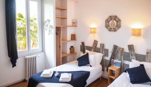 Habitación con 1 cama doble o 2 individuales, baño privado, vistas al parque