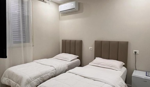 Habitación básica con 1 cama doble o 2 individuales, vistas al jardín