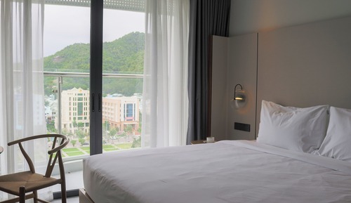 Habitación Deluxe, varias camas, balcón, vistas a la ciudad