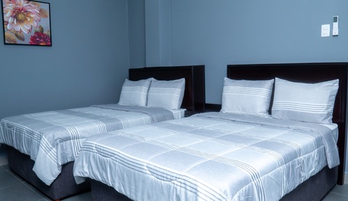 Suite Deluxe, varias camas, cocina básica, vistas al patio