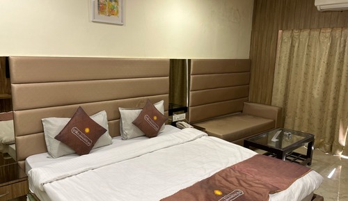 Habitación Deluxe doble, 1 cama de matrimonio grande, baño privado, vistas a la ciudad