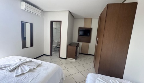 Habitación con 2 camas individuales, vistas a la ciudad