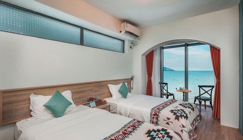 Habitación superior con 2 camas individuales, vistas al mar