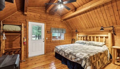 Premium Cabin 9, 1 King Bed - Pet Friendly
