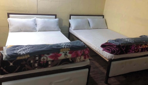 Habitación básica con 1 cama doble o 2 individuales, vistas a la ciudad