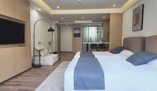 Habitación sénior con 2 camas individuales, balcón