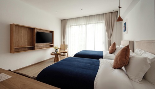 Habitación sénior con 2 camas individuales, balcón, vistas a la ciudad