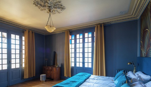 Habitación superior con 1 cama doble o 2 individuales, vistas al jardín