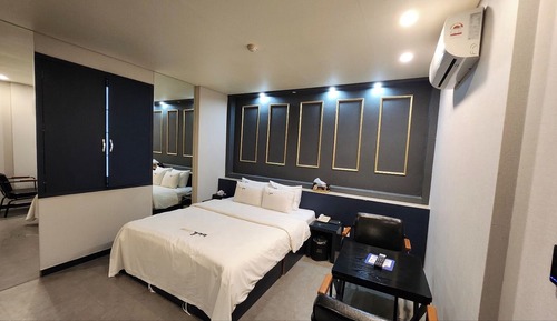 Deluxe Double Room + King Bed