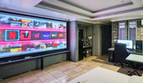 Cinema Suite Room - 120" Large Projector Beam + 2 PCs + Air Dresser + King Bed