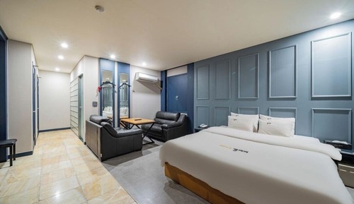 Royal Suite Room - 2 PCs + Air Dresser + King Bed