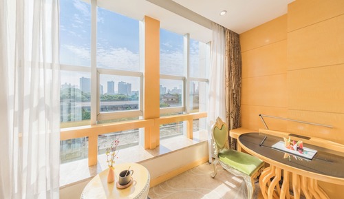 Habitación superior con 2 camas individuales, vistas a la ciudad