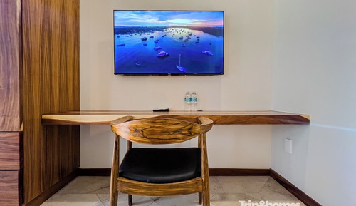 Queen Standard Suite 8