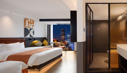 Habitación básica con 2 camas individuales, vistas a la ciudad