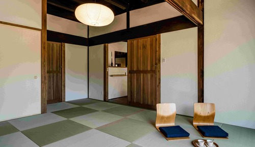Habitación básica con 2 camas individuales, vistas a la montaña