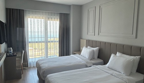 Habitación superior con 2 camas individuales, balcón, vistas al mar