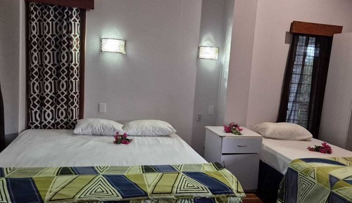 Habitación de lujo con 1 cama doble o 2 individuales, varias camas, balcón, vistas al patio