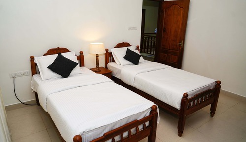 Habitación básica con 2 camas individuales